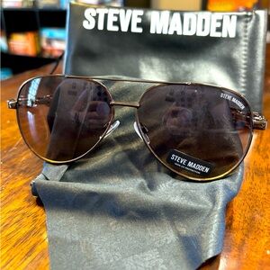 NWT Steve Madden Outlook Aviator Bronze Sunglasses with Case,Microfiber cloth.
